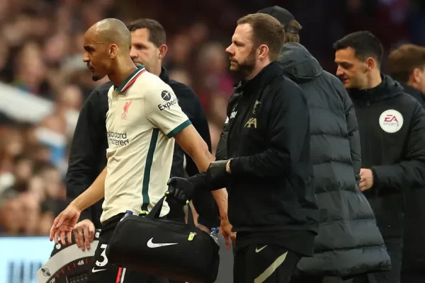 Liverpool manager Jurgen Klopp has released the bad news that midfielder Fabinho is a key defensive midfielder. Will miss helping the team in the FA Cup final against Chelsea at Wembley. On Saturday, May 14, including the last two league games of the season but may return to fit in time to compete for the UEFA Champions League at the end of the month Brazilian Midfielder Suffered a hamstring injury from the latest league game that Red Machine came in to beat Aston Villa 2-1 on Tuesday night, May 10. until having to be substituted in the first half hour which takes some time to recuperate therefore unable to play this weekend for sure while the away league game Southampton on Tuesday, May 17 and home to Wolverhampton Wanderers on Sunday, May 22, are still too early to recover in time, equal to having only a chance to win the UCL final . There is a duel with Real Madrid on Saturday, May 28 only, which Klopp still believes that the 28-year-old should return to help the team. "There's a good chance he'll be available for the Champions League final," the German boss told the club's official website, "but not for this weekend. We need to cope. because we can We had some players like Hendo who came in and performed well against Villa, so that's not a problem. Liverpool are facing a difficult situation in the race for the remainder of the title. Because the chance to win the league almost slipped away because Manchester City had a 3 point lead, plus a 7-point goal difference, just for the sailboat to win 1 more match, there shouldn't be a problem for another championship. As for the other two cups, the Reds will have to lose more important players in the defensive game, which will have a slight impact.